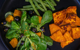 Süßkartoffeln mit Tempeh, Salat und Bohnen