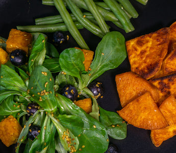 Süßkartoffeln mit Tempeh, Salat und Bohnen